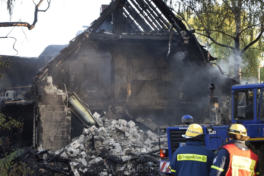 Grossfeuer Einfamilienhaus Siegburg Muehlengrabenstr P0999.JPG - Miklos Laubert